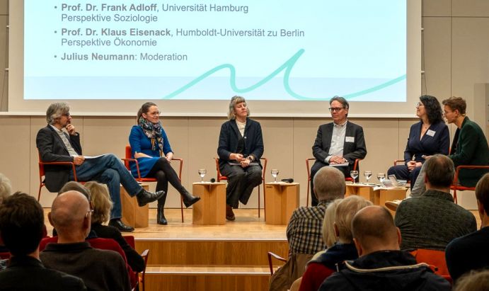 Das Podium der gesellschaftswissenschaftlichen Debatte: Prof. Dr. Frank Adloff (Universität Hamburg), Prof. Dr. Angela Schwerdtfeger (Georg-August-Universität Göttingen), Prof. Dr. Lisa Schipper (Rheinische Friedrich-Wilhelms-Universität Bonn), Prof. Dr. Klaus Eisenack (Humboldt-Universität zu Berlin), Prof. Dr. Angela Oels (Universität Augsburg) sowie Moderator Julius Neumann. Das Podium der gesellschaftswissenschaftlichen Debatte: Prof. Dr. Frank Adloff (Universität Hamburg), Prof. Dr. Angela Schwerdtfeger (Georg-August-Universität Göttingen), Prof. Dr. Lisa Schipper (Rheinische Friedrich-Wilhelms-Universität Bonn), Prof. Dr. Klaus Eisenack (Humboldt-Universität zu Berlin), Prof. Dr. Angela Oels (Universität Augsburg) sowie Moderator Julius Neumann.