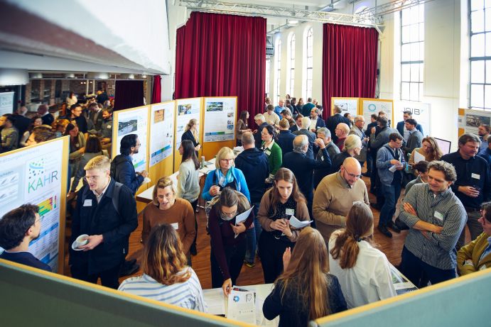 Reger Austausch während der Postersession – die KAHR-Synthesekonferenz bot vor allem auch Vernetzungsmöglichkeiten mit weiteren BMBF-geförderten Projekten, die zum Thema Klimaresilienz und Hochwasser forschen. Reger Austausch während der Postersession – die KAHR-Synthesekonferenz bot vor allem auch Vernetzungsmöglichkeiten mit weiteren BMBF-geförderten Projekten, die zum Thema Klimaresilienz und Hochwasser forschen.