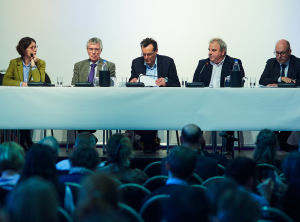 Anja Toenneßen, Dr. Erwin Manz, Prof. Dr.-Ing. Jörn Birkmann, Matthias Börger und Prof. Dr.-Ing. Holger Schüttrumpf (v.l.n.r.) diskutierten Lösungswege zur aktiven Bewältigung von Flutkatastrophen wie im Ahrtal 2021. Anja Toenneßen, Dr. Erwin Manz, Prof. Dr.-Ing. Jörn Birkmann, Matthias Börger und Prof. Dr.-Ing. Holger Schüttrumpf (v.l.n.r.) diskutierten Lösungswege zur aktiven Bewältigung von Flutkatastrophen wie im Ahrtal 2021.