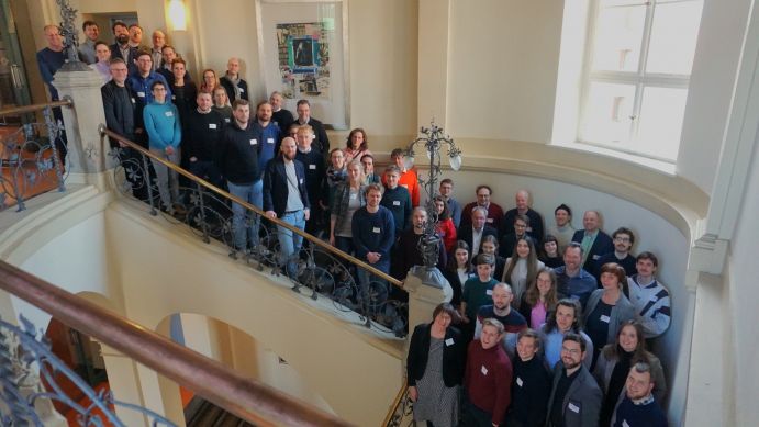Die Projektmitarbeitenden aus den beiden Fördermaßnahmen „MobilitätsWerkStadt 2025“ und „MobilitätsZukunftsLabor 2050“ bei einem Workshop in Berlin. Die Projektmitarbeitenden aus den beiden Fördermaßnahmen „MobilitätsWerkStadt 2025“ und „MobilitätsZukunftsLabor 2050“ bei einem Workshop in Berlin