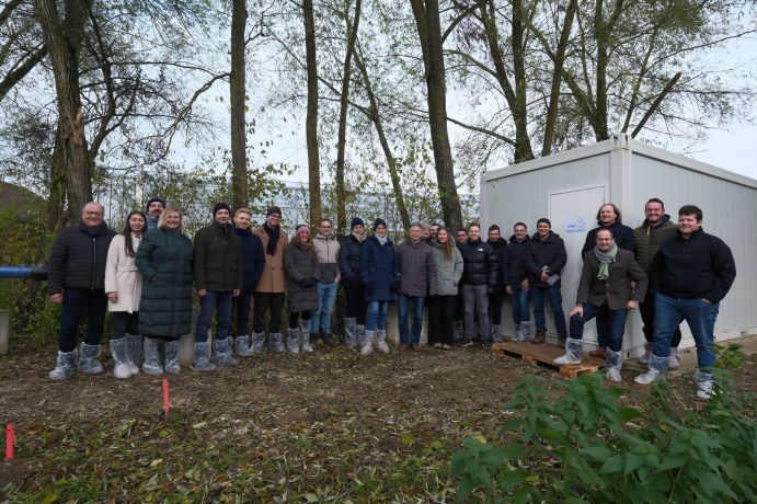 Verteterinnen und Verteter des Projektes Smart-SWS sowie aus Behörden und Praxis auf der Pilotanlage in Hüll am Hopfenforschungszentrum Gruppenfoto Smart-SWS Workshop