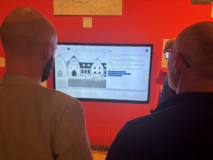Besuchende der Ausstellung probieren die Mobilitätsberatung zu Gebäuden aus Besuchende der Ausstellung probieren die Mobilitätsberatung zu Gebäuden aus