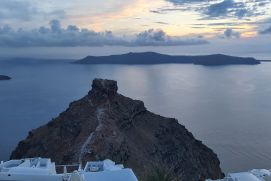 Die Inselgruppe Santorini in der griechischen Ägäis ist nicht nur ein beliebtes Reiseziel, sondern auch ein Schlüsselgebiet für die Vulkanforschung. Zuletzt kam es in der Nähe der Insel zu einer Erdbebenserie.