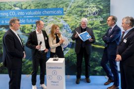 Prof. Dr.-Ing. Görge Deerberg, Carbon2Chem Projektkoordinator und Direktor für Trans-fer bei Fraunhofer UMSICHT, Matthias Kammel, Geschäftsführung thyssenkrupp Car-bon2Chem, Carolin Nadilo, CFO thyssenkrupp Decarbon Technologies, Prof. Dr. Robert Schlögl, Koordination Carbon2Chem, Dr. Karl Eugen Huthmacher, Staatssekretär im BMBF, Dr. Markus Oles, Koordinator Carbon2Chem Industrie