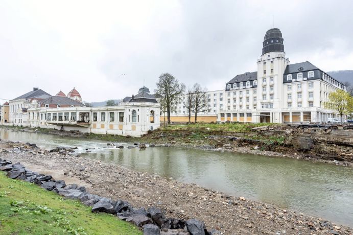 Bei der Hochwasser-Katastrophe 2021 wurden insbesondere Gebiete in Rheinland-Pfalz und Nordrhein-Westfalen von Extremniederschlägen getroffen – mit gravierenden Schäden für die ganze Region. Der Neu- und Wiederaufbau ist noch lange nicht abgeschlossen. Bei der Hochwasser-Katastrophe 2021 wurden insbesondere Gebiete in Rheinland-Pfalz und Nordrhein-Westfalen von Extremniederschlägen getroffen – mit gravierenden Schäden für die ganze Region. Der Neu- und Wiederaufbau ist noch lange nicht abgeschlossen.
