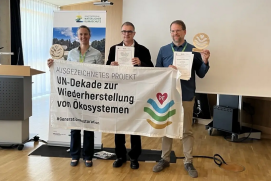 Jeweils stellvertretend für das gesamte Projektkonsortium nahmen Maike Paul (Projekt „Seastore“, Universität Hannover) und Jannes Fröhlich (Projekt „Sandküste“, WWF) die Urkunde sowie die Holztrophäe entgegen.