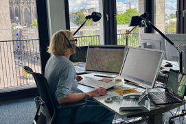 Das Angebot des Hitzetelefons der Stadt Köln wird vor allem von Seniorinnen und Senioren seit 2024 sehr gut angenommen. Davor hatte das vom Bundesforschungsministerium geförderte Projekt iResilience ein Hitzetelefon für Köln-Deutz initiiert.