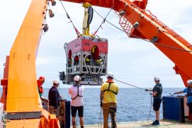 Der neue Tauchroboter MARUM-QUEST 5000 wird zu seinem ersten Tauchgang ins Wasser des Nordatlantik gelassen.

