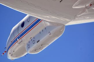Unter dem Rumpf sowie unter den Tragflächen von HALO können zusätzlich Behälter für wissenschaftliche Instrumente befestigt werden.
HALO basiert auf einem Ultra Long Range Business Jet G 550 der Firma Gulfstream. Die Kombination aus Reichweite, Flughöhe, Nutzlast und umfangreicher Instrumentierung macht das Flugzeug zu einer weltweit einzigartigen Forschungsplattform.
