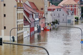 Blick auf Altstadt von Meißen, die unter Hochwasser steht