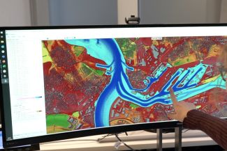 Das im RegIKlim-Projekt R2K-Klim+ entwickelte Entscheidungsunterstützungstool KLAUS macht sichtbar, wo dringender Handlungsbedarf besteht, um sich beispielsweise vor Überschwemmungen zu schützen, aber auch auf Niedrigwasser im Rhein besser einzustellen.