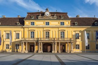 Das Büro des IIASA liegt im Schloss Laxenburg bei Wien in Österreich.