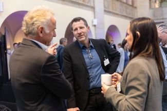 Zeit zum Netzwerken - Teilnehmende des BMFTR-Symposiums im Gespräch