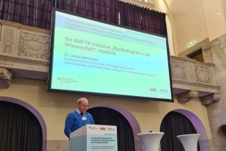 Den abschließenden Ausblick gab Dr. Lothar Mennicken, Leiter des Referats "Nachhaltige Städte und Regionen, nachhaltige Entwicklungsziele" im Bundesministerium für Forschung, Technologie und Raumfahrt (BMFTR)