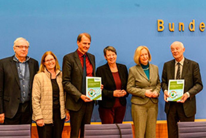 Übergabe des WBGU-Sondergutachtens durch Herrn Schellnhuber und Herrn Messner an die Bundesforschungsministerin Frau Wanka und die Bundesumweltministerin Frau Hendricks. Der Wissenschaftliche Beirat Globale Umweltveränderungen (WBGU) hat am 13. Dezember sein neues Sondergutachten „Entwicklung und Gerechtigkeit durch Transformation: Die vier großen I" der Bundesregierung vorgelegt. Bundesforschungsministerin Johanna Wanka und Bundesumweltministerin Barbara Hendricks nahmen das Gutachten entgegen. Das Sondergutachten adressiert als Politikpapier die Bundesregierung und gibt Empfehlungen für die deutsche Präsidentschaft der G20.