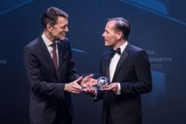 Dr. Georg Schütte, Staatssekretär im Bundesministerium für Bildung und Forschung überreicht den Deutschen Nachhaltigkeitspreis Forschung 2016 an Thomas Wessel, Mitglied des Vorstands der Evonik Industries AG.