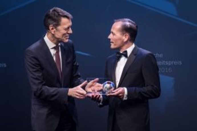 Dr. Georg Schütte, Staatssekretär im Bundesministerium für Bildung und Forschung überreicht den Deutschen Nachhaltigkeitspreis Forschung 2016 an Thomas Wessel, Mitglied des Vorstands der Evonik Industries AG. Dr. Georg Schütte, Staatssekretär im Bundesministerium für Bildung und Forschung überreicht den Deutschen Nachhaltigkeitspreis Forschung 2016 an Thomas Wessel, Mitglied des Vorstands der Evonik Industries AG.