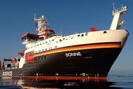 Das Forschungsschiff SONNE löst mit der Fertigstellung Ende 2014 die 36 Jahre "alte SONNE" ab. Das Hightech-Schiff wird von praktisch allen marinen Forschungsdisziplinen als Forschungsplattform genutzt und dabei überwiegend im Pazifik eingesetzt. Das Schiff ist 116 Meter lang, 20,6 Meter breit und kann neben der 35-köpfigen Besatzung bis zu 40 Wissenschaftler beherbergen. Die neue SONNE bietet Platz für bis zu 25 Zwanzig-Fuß-Container mit Material an Bord und wird äußerst energieeffizient und besonders umweltfreundlich sein. 