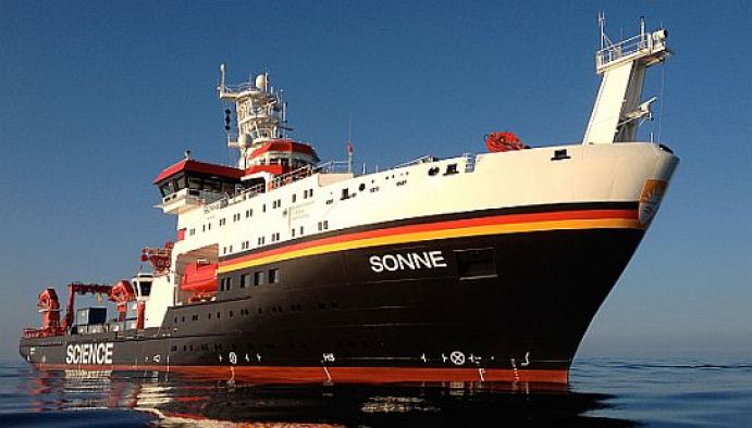 Das Forschungsschiff SONNE löst mit der Fertigstellung Ende 2014 die 36 Jahre "alte SONNE" ab. Das Hightech-Schiff wird von praktisch allen marinen Forschungsdisziplinen als Forschungsplattform genutzt und dabei überwiegend im Pazifik eingesetzt. Das Schiff ist 116 Meter lang, 20,6 Meter breit und kann neben der 35-köpfigen Besatzung bis zu 40 Wissenschaftler beherbergen. Die neue SONNE bietet Platz für bis zu 25 Zwanzig-Fuß-Container mit Material an Bord und wird äußerst energieeffizient und besonders umweltfreundlich sein. 