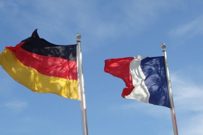 Deutsche und französische Flagge