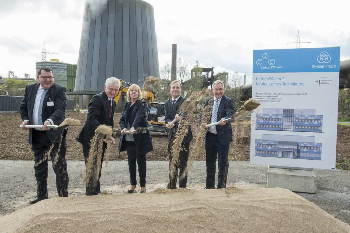 Erster Spatenstich bei "Carbon2Chem" (v. l. n. r.): Andreas Goss, Vorstandsvorsitzender der thyssenkrupp Steel Europe AG, Heinrich Hiesinger, Vorstandsvorsitzender der thyssenkrupp AG, Hannelore Kraft, Ministerpräsidentin des Landes Nordrhein-Westfalen, Thomas Rachel, Parlamentarischer Staatssekretär bei der Bundesministerin für Bildung und Forschung, und Reinhold Achatz, Technikvorstand der thyssenkrupp AG. Andreas Goss, Vorstandsvorsitzender der thyssenkrupp Steel Europe AG, Heinrich Hiesinger, Vorstandsvorsitzender der thyssenkrupp AG, Hannelore Kraft, Ministerpräsidentin des Landes Nordrhein-Westfalen, Thomas Rachel, Parlamentarischer Staatssekretär bei der Bundesministerin für Bildung und Forschung, und Reinhold Achatz, Technikvorstand der thyssenkrupp AG.
