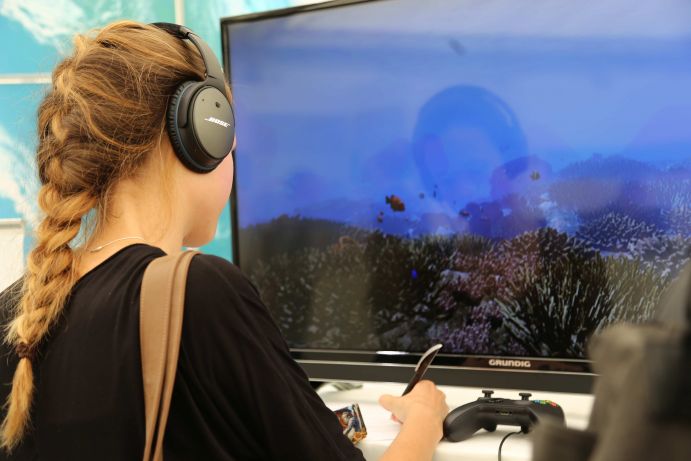 Am Stand des BMBF lud ein virtuelles Korallenriff zum Tauchgang durch einen bedrohten Lebensraum ein: Forschende des Zentrums für Marine Tropenökologie erforschen die Stressfaktoren, die Korallen gefähren und stellten ihre Ergebnisse bei der 10. Bonner Wissenschaftsnacht im Juni 2016 vor.