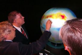 Prof. Guy Brasseur mit B&uuml;rgermeister Christoph Ahlhaus am Klimaglobus