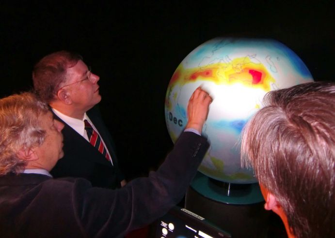 Prof. Guy Brasseur and mayor Christoph Ahlhaus in front of "Klimaglobus" The link between climate research and the users of climate research in Germany is to be strengthened by a new, expert body - the "Climate Service Center 2.0(CS2.0)". It was set up in Hamburg in 2009 as a Federal Government initiative. The development phase was funded by the BMBF. In order that climate system research findings can become a strong basis for decision making and applications in a very broad practical spectrum, there is a major requirement to provide advice on making practical use of climate data. The High-Tech Strategy on Climate Protection has, therefore, made the improving of information and advice options a key objective. With the establishment of the 'Climate Service Center 2.0', a platform is being created which will develop a new generation of information and advice offerings in order to bridge the gap, in a carefully considered way, between climate research and the users of climate data. The CS2.0 has close links with both research and existing key providers of climate information. It is a national service centre where findings from climate system research are bundled, processed and made available where needed so that they can feed into planning, decision-making and investment processes. In turn, the CS2.0 can provide new stimuli to academia in areas where, in terms of applying climate data, there is a need for further research. On behalf of the BMBF the organisational unit Environment, Culture, Sustainability in the German Aerospace Center Project Management Agency (PT-DLR) attends functionally and administrative to the Climate Service Center 2.0.