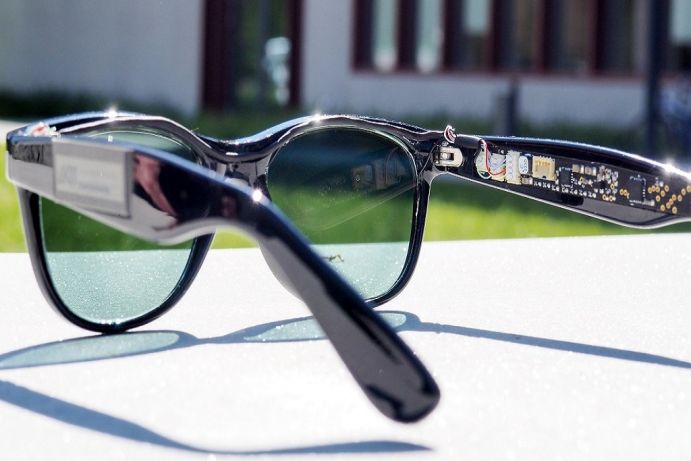 Die Solarbrille versorgt mit halbtransparenten organischen Solarzellen als Brillengläsern zwei Sensoren und Elektronik im Bügel mit Strom. Die Solarbrille versorgt mit halbtransparenten organischen Solarzellen als Brillengläsern zwei Sensoren und Elektronik im Bügel mit Strom.