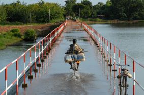 Die drastischen Auswirkungen des Klimawandels in Westafrika, wie etwa Überschwemmungen durch immer häufigere und intensivere Starkregenereignisse, erfordern eine erhöhte Klimaresilienz, um die Menschen vor Ort zu schützen.