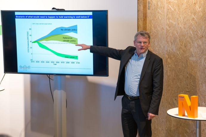 Dr. Elmar Kriegler (PIK) bei der German Science Hour zu „Climate of the past - climate of the future" auf dem Deutschen Pavillon (COP 23, Bonn)