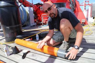 Der Geophysiker Fabio Caratori Tontini mit dem besch&auml;digten Magnetometer und dem Haizahn. Das Magnetometer wurde auf der Expedition SO253 von einem Hai angegriffen, da dieser es vermutlich f&uuml;r Beute hielt.
Im Rahmen der f&uuml;nfw&ouml;chigen Expeditionsfahrt SO235 untersuchte ein internationales Forscher-Team die Unterwasservulkane im Kermadec-Bogen zwischen Neuseeland und Neukaledonien. Ziel der Reise war es herauszufinden, welchen Einfluss die hei&szlig;en Quellen auf das Meerwasser und die Lebewesen in der Umgebung haben.
Das Forschungsschiff SONNE wird von praktisch allen marinen Forschungsdisziplinen als Forschungsplattform genutzt und dabei &uuml;berwiegend im Pazifik eingesetzt. Das Forschungsprojekt auf der SONNE wird vom Bundesministerium f&uuml;r Bildung und Forschung im Rahmen des Forschungsrahmenprogramms &bdquo;Forschung f&uuml;r Nachhaltige Entwicklung (FONA)" gef&ouml;rdert.