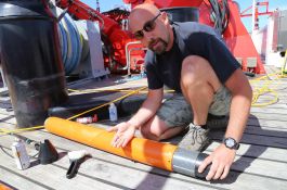 Der Geophysiker Fabio Caratori Tontini mit dem besch&auml;digten Magnetometer und dem Haizahn. Das Magnetometer wurde auf der Expedition SO253 von einem Hai angegriffen, da dieser es vermutlich f&uuml;r Beute hielt.
Im Rahmen der f&uuml;nfw&ouml;chigen Expeditionsfahrt SO235 untersuchte ein internationales Forscher-Team die Unterwasservulkane im Kermadec-Bogen zwischen Neuseeland und Neukaledonien. Ziel der Reise war es herauszufinden, welchen Einfluss die hei&szlig;en Quellen auf das Meerwasser und die Lebewesen in der Umgebung haben.
Das Forschungsschiff SONNE wird von praktisch allen marinen Forschungsdisziplinen als Forschungsplattform genutzt und dabei &uuml;berwiegend im Pazifik eingesetzt. Das Forschungsprojekt auf der SONNE wird vom Bundesministerium f&uuml;r Bildung und Forschung im Rahmen des Forschungsrahmenprogramms &bdquo;Forschung f&uuml;r Nachhaltige Entwicklung (FONA)" gef&ouml;rdert.