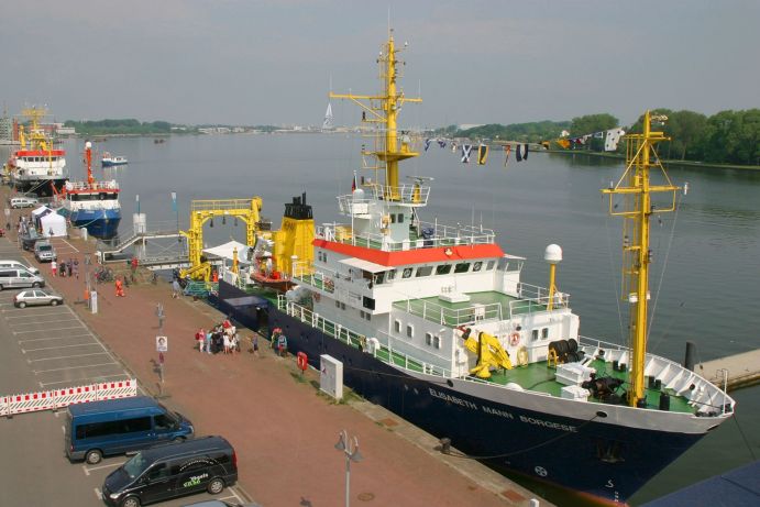 "Open Ship": The three research vessels DENEB, ELISABETH MANN BORGESE and CLUPEA in Rostock's city harbour are a major highlight of the Baltic Sea Day 2018 and can be visited throughout the day.