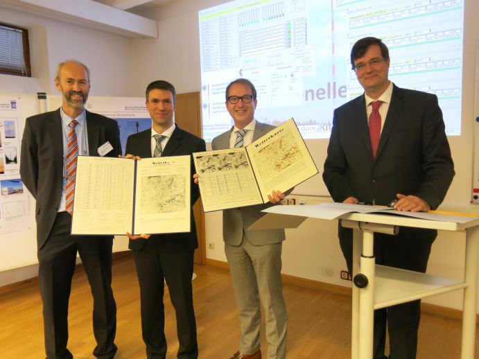 Feierlicher Start des operativen Betriebs der ICOS Atmosphären Station Gartow. Im Bild (v.l.n.r.): Dr. Plaß-Dülmer (DWD), PSt. Müller (BMBF), Minister Dobrindt (BMVI) und Prof. Adrian (DWD). Feierlicher Start des operativen Betriebs der ICOS Atmosphären Station Gartow per Mausklick vom DWD Observatorium Hohenpeißenberg durch Minister Dobrindt (BMVI) und parlamentarischen Staatssekretär Müller (BMBF) am 05. Dezember 2016. Im Bild (v.l.n.r.): Plaß-Dülmer (DWD), Müller (BMBF), Dobrindt (BMVI) und Adrian (DWD).ICOS (Integrated Carbon Observation System): Mit ICOS wird ein Netzwerk von kontinuierlichen, qualitativ hochwertigen und standardisierten Treibhausgasmessungen über Europa errichtet. Der Aufbau des deutschen Beitrags zu ICOS wird seit Januar 2012 vom BMBF gefördert. Den langfristigen Betrieb werden das Bundesministerium für Verkehr und digitale Infrastruktur (über den Deutschen Wetterdienst) und das Bundesministerium für Ernährung, Landwirtschaft und Verbraucherschutz (über das Thünen-Institut) unterstützen. Außerdem werden die Helmholtz-Gemeinschaft und die Leibniz-Gemeinschaft, sowie mehrere Universitäten und Fachhochschulen zu langfristigen Trägern der Infrastruktur.Das BMBF hat den Aufbau der deutschen Seite von ICOS während der vergangenen fünf Jahre mit einem Betrag von 16 Millionen Euro finanziert. Damit konnten vier Messtürme als Atmosphärenobservatorien, 15 Ökosystemmessstationen, drei Schiffslinien, zwei Ozean-Observatorien und zwei Labore ausgerüstet werden.