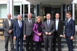 Startschuss am "Living Lab Energy Campus" (v. l.): Prof. Joachim Knebel (KIT), Vorstandsmitglied Prof. Harald Bolt, Dr. Frank Heidrich (Unterabteilungsleiter BMWi), Staatssekretärin Annette Storsberg (Ministerium für Kultur und Wissenschaft des Landes NRW), Forschungsstaatssekretär Thomas Rachel MdB (BMBF), Projektmanager Dr. Stefan Kasselmann und der stellvertretende Vorstandsvorsitzende Karsten Beneke.