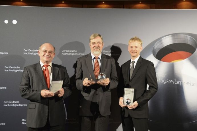 Die Preisträger des Deutschen Nachhaltigkeitspreises Forschung 2014: v.l. Wolfgang Ruck, Leuphana Universität Lüneburg, Projekt Thermische Batterie: Jetzt kommt die Wärmewende; Hans-Jürgen Tantau, Leibniz Universität Hannover, Projekt ZINEG: Energiesparen, macht Gemüse gesund; Christian Remy, Kompetenzzentrum Wasser Berlin gGmbH, Projekt CARISMO: Vom Klärwerk zum Kraftwerk.