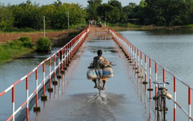 Die drastischen Auswirkungen des Klimawandels in Westafrika, wie etwa Überschwemmungen durch immer häufigere und intensivere Starkregenereignisse, erfordern eine erhöhte Klimaresilienz, um die Menschen vor Ort zu schützen.