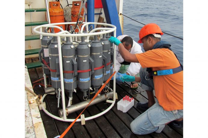 Meeresforscher entnehmen mit einem Kranzwasserschöpfer Proben aus verschiedenen Tiefen des sauerstoffarmen Wirbels Meeresforscher entnehmen mit einem Kranzwasserschöpfer Proben aus verschiedenen Tiefen des sauerstoffarmen Wirbels