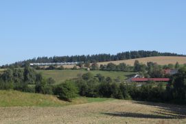 Auf dem Land der Baden-Württembergischen Hofgemeinschaft Heggelbach steht die erste APV-Forschungs-Anlage Deutschlands: Solarpanels in fünf Meter Höhe liefern Sonnenenergie, darunter wachsen Gemüse und Getreide.
Das Projekt APV-RESOLA (Agrophotovoltaik – Ein Beitrag zur ressourceneffizienten Landnutzung) des Fraunhofer ISE erforscht bis 2019 im FONA-Schwerpunkt Nachhaltiges Landmanagement, wie auf diese Weise Flächen doppelt genutzt werden können.&nbsp;
&nbsp;
&nbsp;