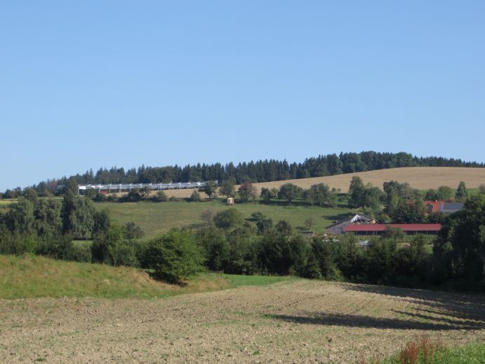 Auf dem Land der Baden-Württembergischen Hofgemeinschaft Heggelbach steht die erste APV-Forschungs-Anlage Deutschlands: Solarpanels in fünf Meter Höhe liefern Sonnenenergie, darunter wachsen Gemüse und Getreide.
Das Projekt APV-RESOLA (Agrophotovoltaik – Ein Beitrag zur ressourceneffizienten Landnutzung) des Fraunhofer ISE erforscht bis 2019 im FONA-Schwerpunkt Nachhaltiges Landmanagement, wie auf diese Weise Flächen doppelt genutzt werden können.&nbsp;
&nbsp;
&nbsp;