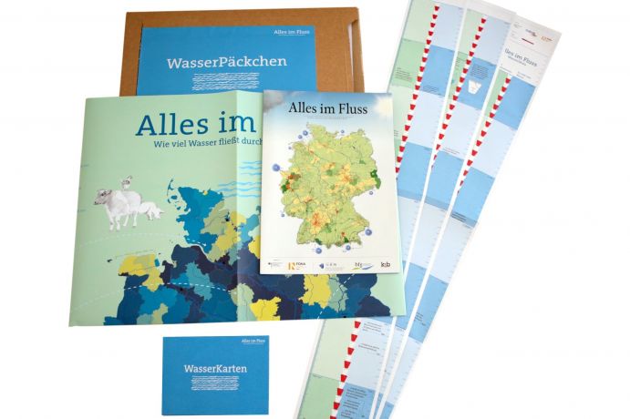 Das WasserPäckchen: erfahrungs- und handlungsorientierte Bildung für nachhaltige Entwicklung Das WasserPäckchen des Bildungsprogramms "Alles im Fluss" ermöglicht Schulklassen einen erfahrungs- und handlungsorientierten Zugang zum Thema Wasser: Eine 2,50 Meter lange WasserSkala und ein Poster zum Aufhängen im Klassenraum zeigen, dass die Verfügbarkeiten und Nutzungen von Wasser in Deutschland sehr unterschiedlich verteilt sind und ermöglichen regionale Vergleiche. Ein Set aus Wasserkarten gibt Ideen für Exkursionen, Experimente und Projekte sowie Impulse zum freien Assoziieren. Das Material wurde im Projekt "Wasserflüsse in Deutschland" entwickelt. Es wird vom Bundesministerium für Bildung und Forschung (BMBF) gefördert und ist Teil des Förderschwerpunktes "Nachhaltiges Wassermanagement (NaWaM)".