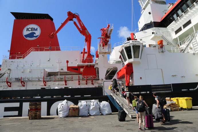 Scientist go on board of research vessel SONNE.