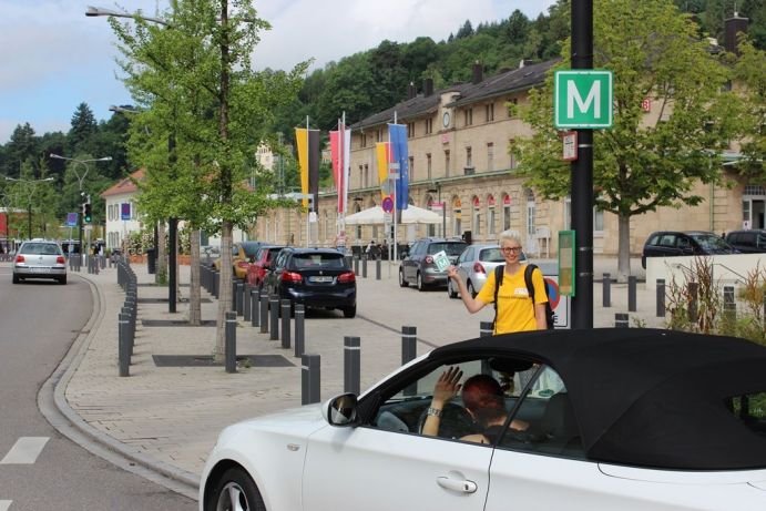 Mitfahr-Punkte von Nachbarn für Nachbarn ergänzen den Öffentlichen Nahverkehr im ländlichen Ostwürttemberg: Wie Mobilitätsangebote intelligent vernetzt werden können, erproben Kommunen und Wissenschaftler im Projekt „KOMOBIL2035".