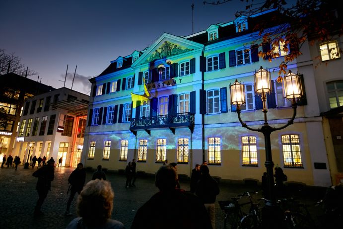 Die Licht- und Klanginstallation „Meeresleuchten" ist Teil des Wissenschaftsjahres 2016*17 und erschafft eindrucksvolle Impressionen an der Alten Post in Bonn.