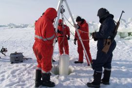 Deutsche und russische Forscher holen bei der Expedition TRANSDRIFT XX einen Eisbohrkern aus dem Eis der sibirischen Laptevsee.