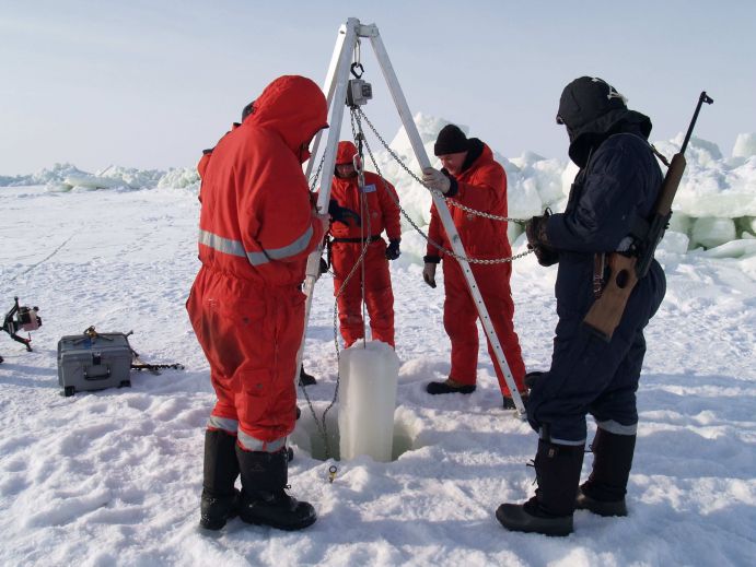 Deutsche und russische Forscher holen bei der Expedition TRANSDRIFT XX einen Eisbohrkern aus dem Eis der sibirischen Laptevsee.