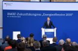 Staatssekretär Dr. Georg Schütte bei der Eröffnung des BMBF-Zukunftskongresses „Energieoffensive 2030“ Wie lassen sich Strom, Wärme und Mobilität gemeinsam erforschen und welche Lösungen brauchen wir für die Energiewende? Diese Fragen diskutierten die Teilnehmer des BMBF-Zukunftskongresses "Energieoffensive 2030" am 23. und 24. Mai 2017 in Berlin.