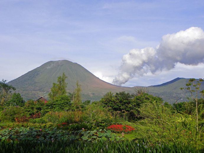 Mount Lokon, aktiver Vulkan auf der indonesischen Insel Sulawesi Mount Lokon, aktiver Vulkan auf der indonesischen Insel Sulawesi. (Dr. Susanne Fretzdorff/Projektträger Jülich)