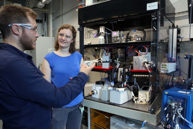 Tim Kiefer (Hahn-Schickard) und Dr. Susanne Koch (Universität Freiburg) nutzen bei der stetigen Weiterentwicklung der Hahn-Schickard-Teststände auch Erkenntnisse aus der langjährigen Erfahrung der Universität.